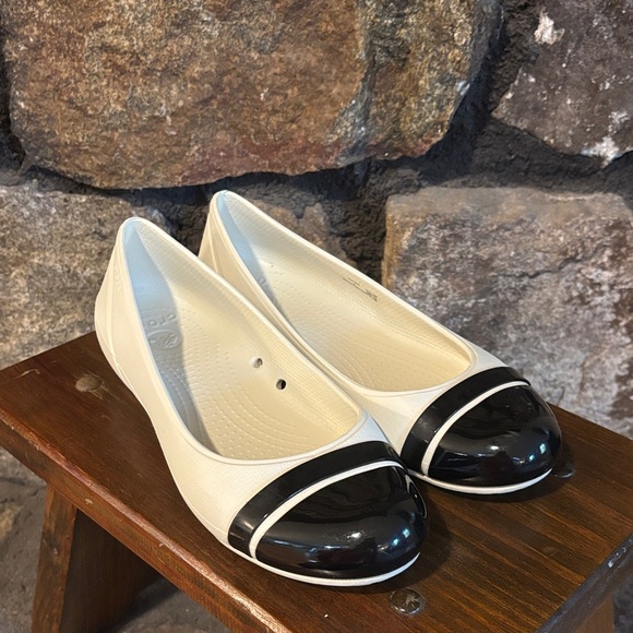CROCS W7 Cap Toe Ballet Flat Women Stucco Off White and Black - Picture 2 of 8
